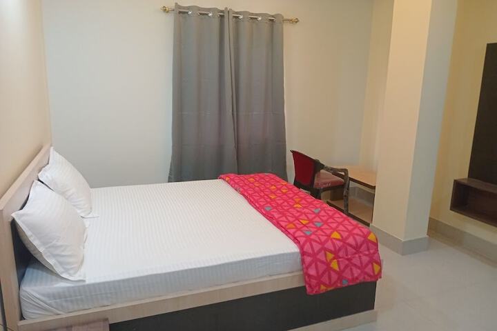 Room 5 of 8