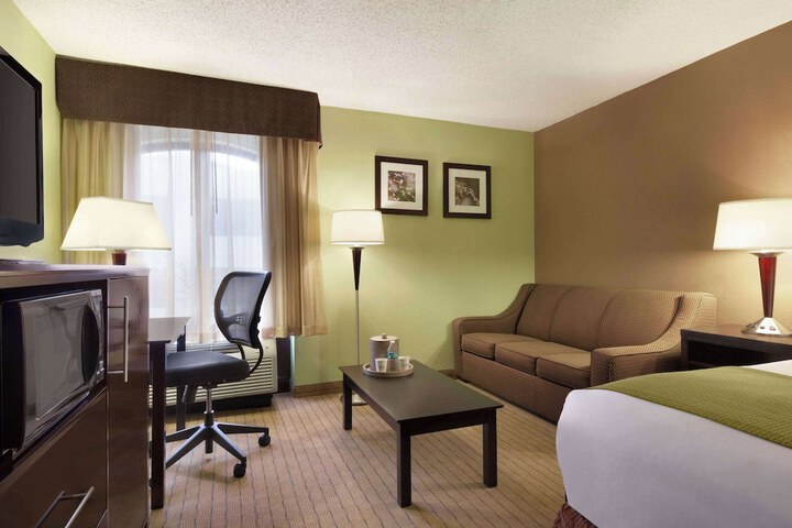 1 King Bed Business Room (1 of 7)