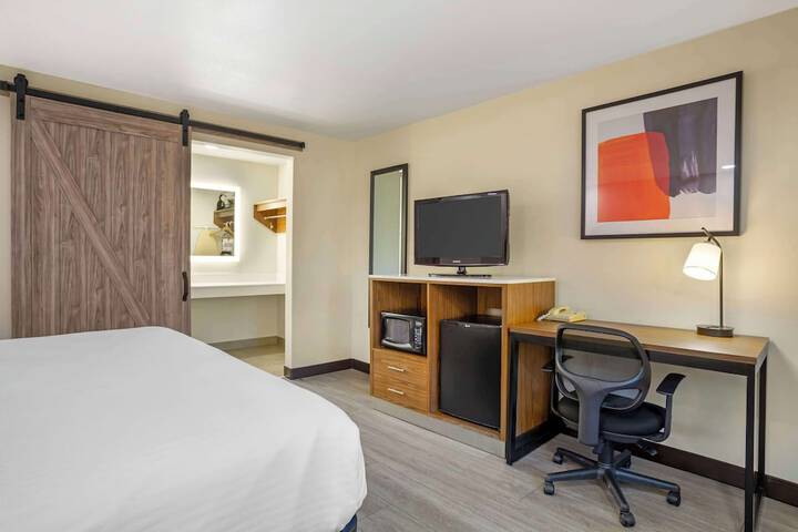 1 King Bed Microwave and Refrigerator Full Breakfast (5 of 11)