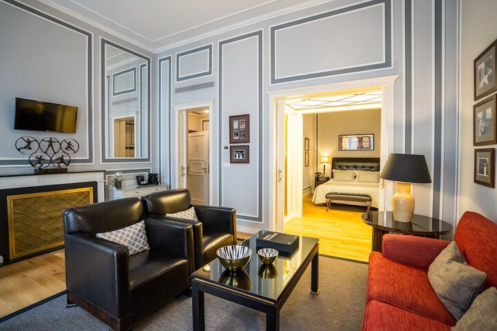 Room 32 of 65
