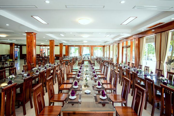 Dining 34 of 40