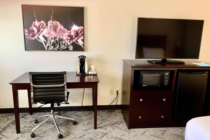 1 King Accessible Comast Rollsh Microfridge Full Breakfast (1 of 17)