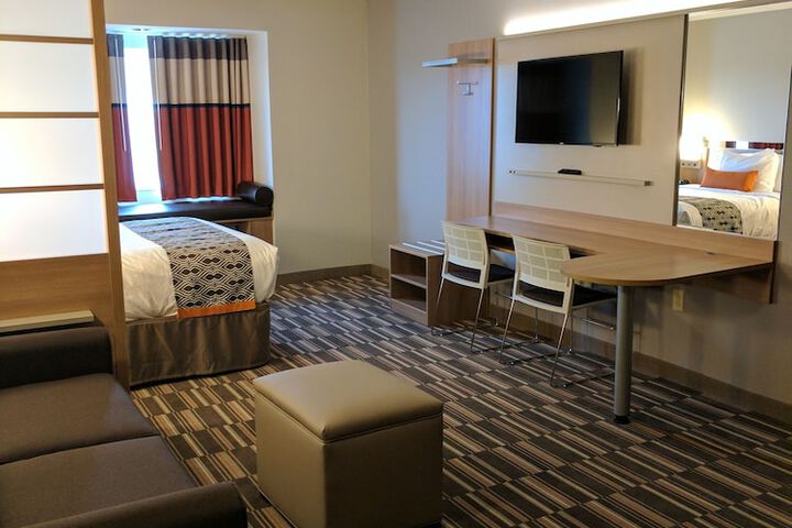 1 Queen Bed (16 of 21)