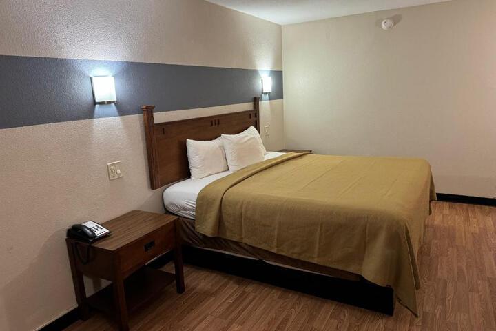 1 King Bed (2 of 9)