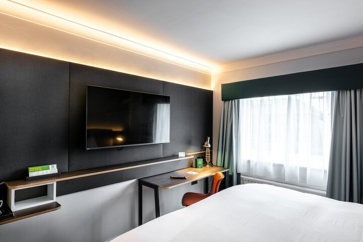 Room 33 of 100