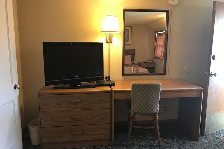 Single King Bed (3 of 8)