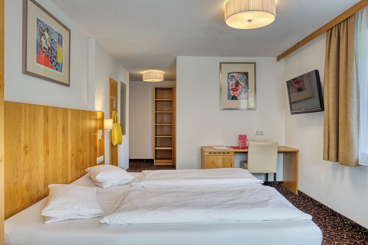 Room 7 of 84