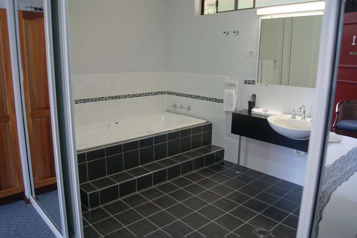 Deep soaking bathtub