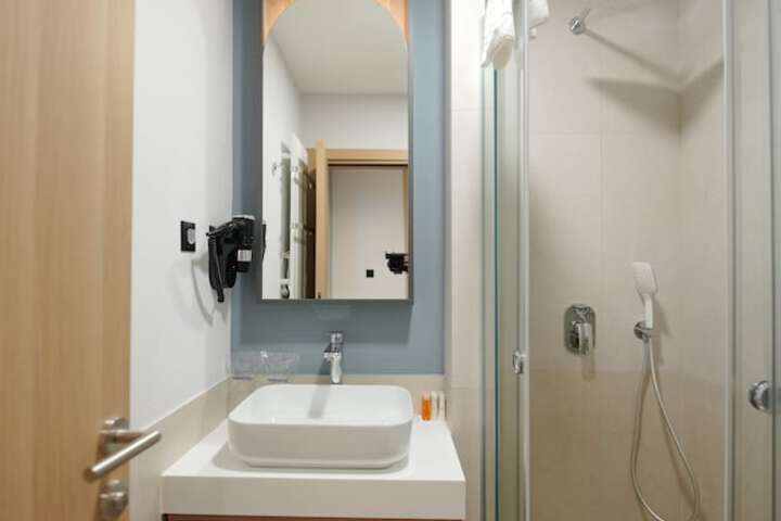 Room 16 of 38