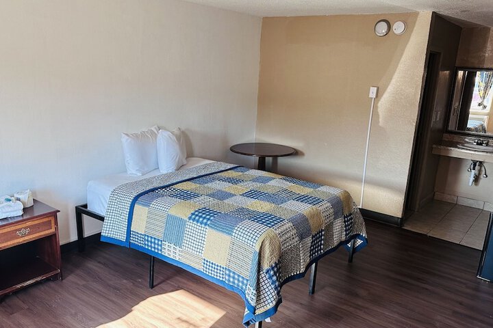 Room 6 of 11