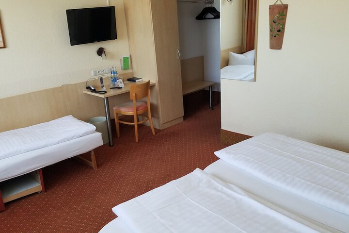 Room 10 of 33