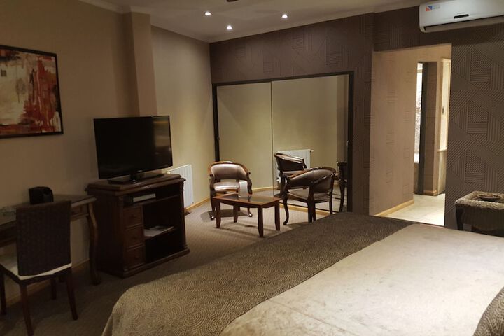 Room 14 of 93