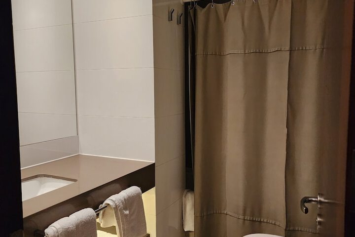 Room 34 of 105