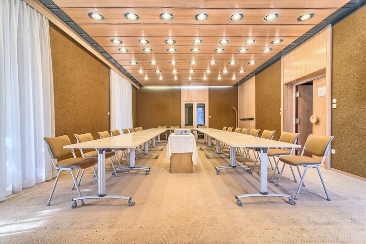 Business Center 83 of 87