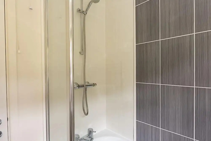 Room 6 of 18