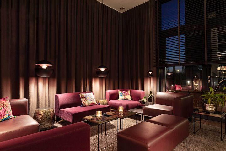 Lounge 42 of 53
