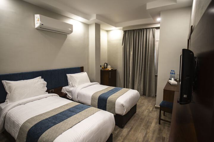 Room 12 of 27