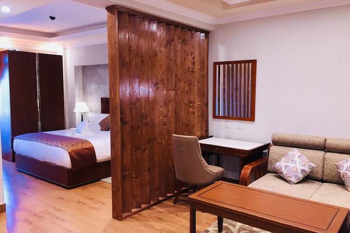 Room 6 of 32