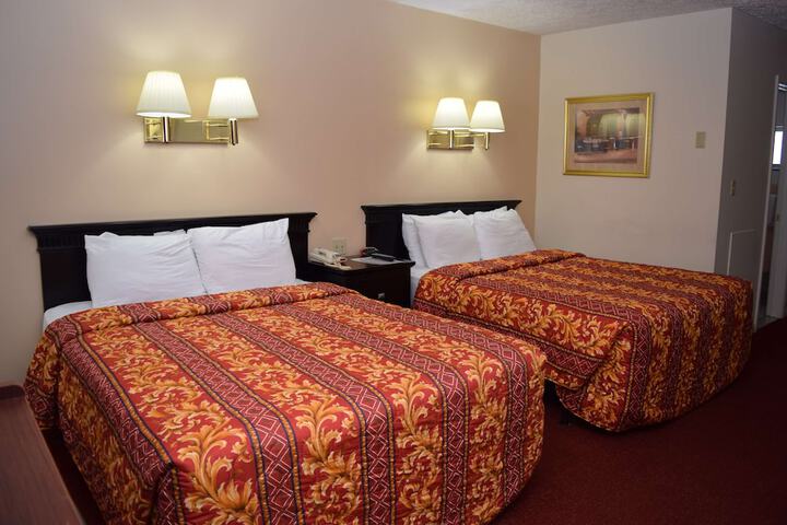 1 Queen Bed (12 of 25)