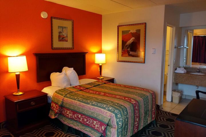 1 Queen Bed (3 of 6)