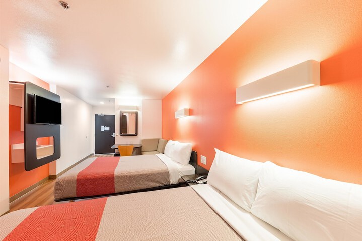 2 Double Beds Accessible (3 of 9)