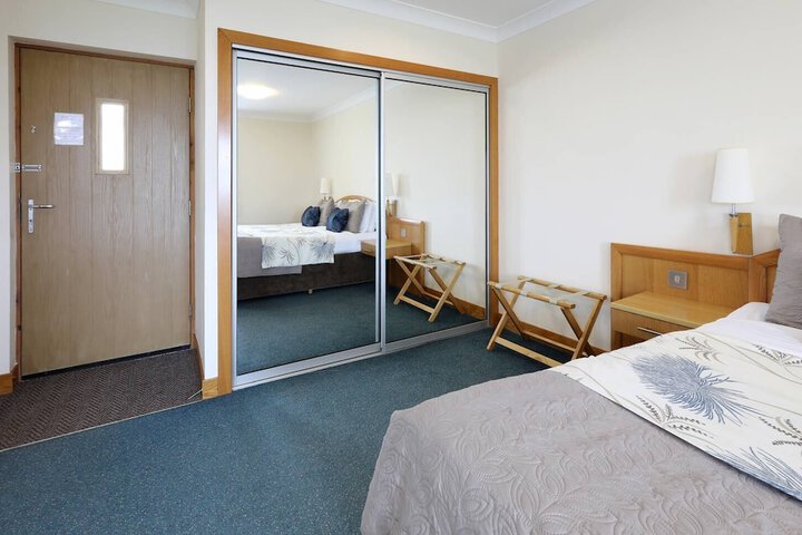 Room 32 of 87
