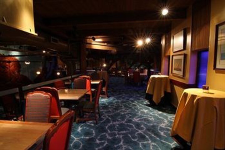 Lounge 10 of 29