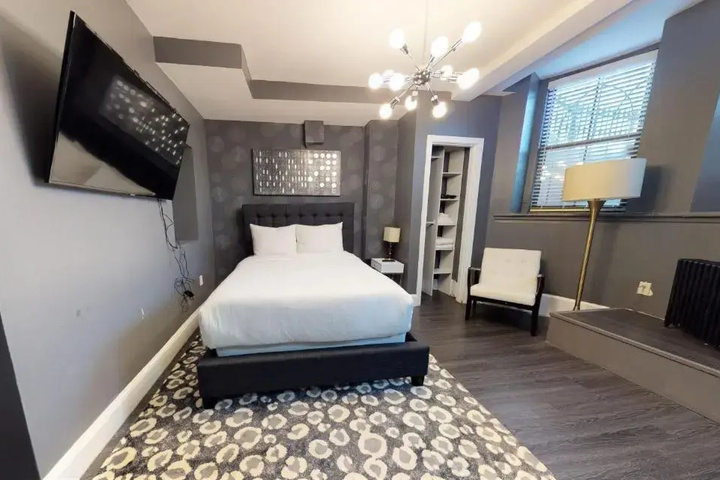 Room 2 of 9