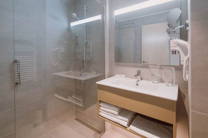 Room 10 of 30
