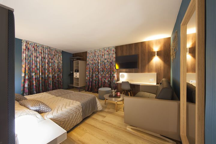 Room 6 of 30