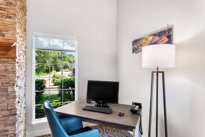 Business Center 36 of 37