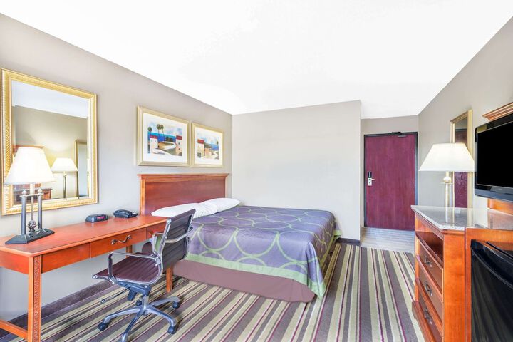 1 King Bed (5 of 10)