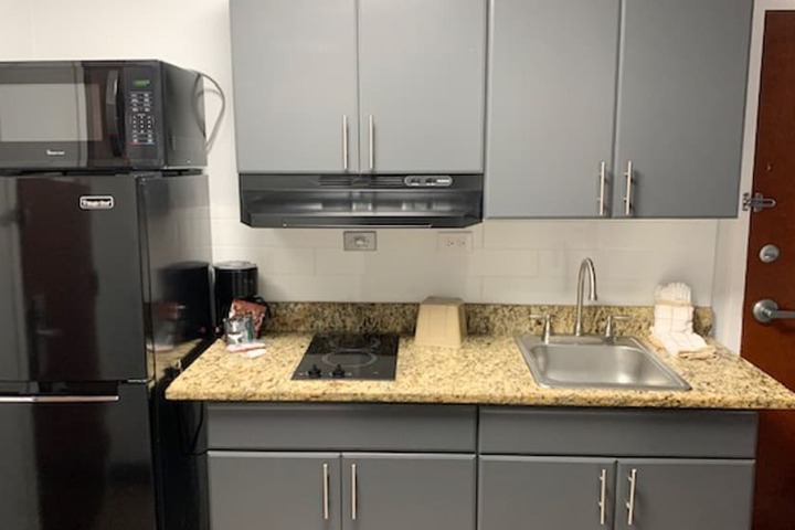1 Queen Bed Kitchen (18 of 20)