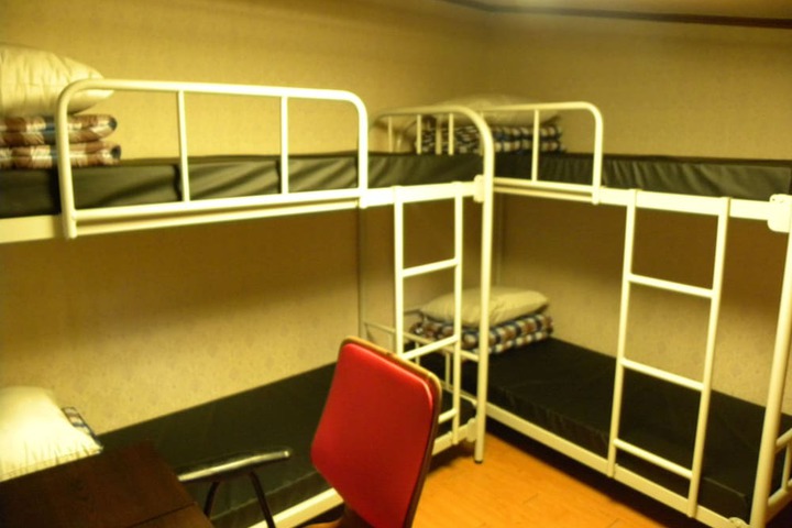 Room 9 of 16