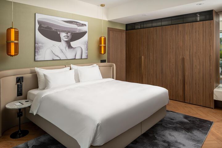 Room 43 of 166