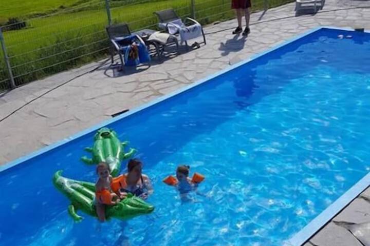 Pool 17 of 33
