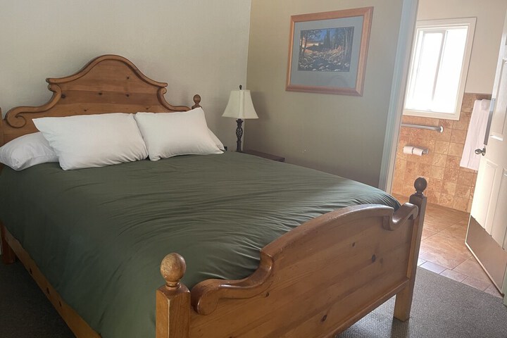 1 Queen Bed (38 of 47)