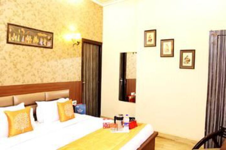 Room 5 of 9