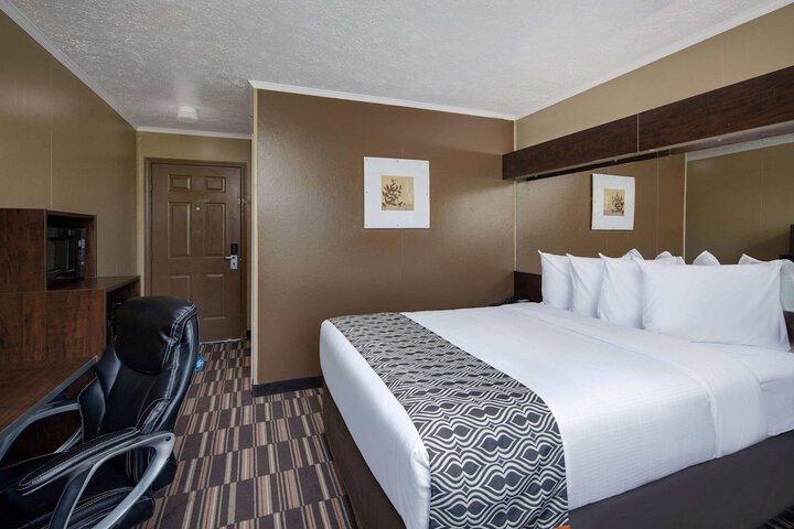 1 Queen Bed (5 of 21)