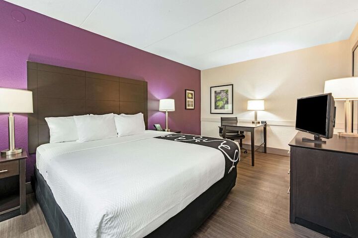 1 King Bed Mobility Hearing Impaired Accessible Room (16 of 16)