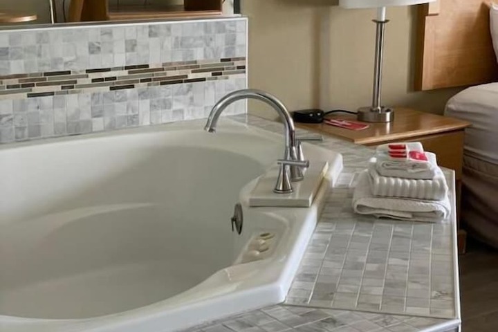 Private spa tub