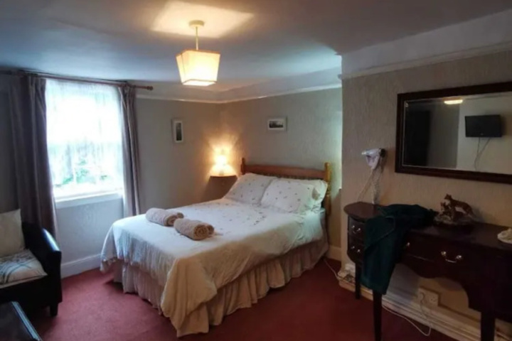 Room 5 of 16