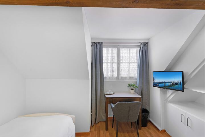 Room 10 of 62