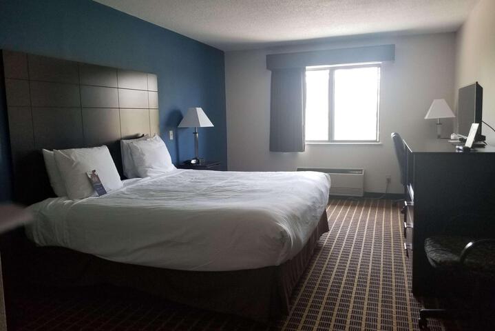 1 King Bed (4 of 12)