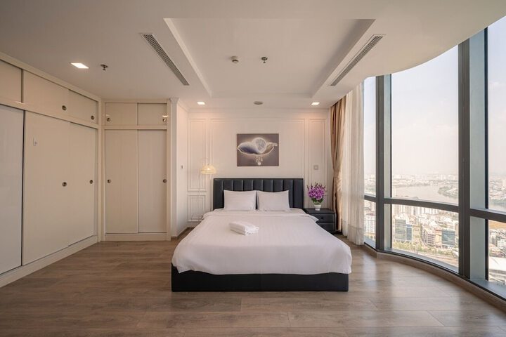 Room 76 of 243