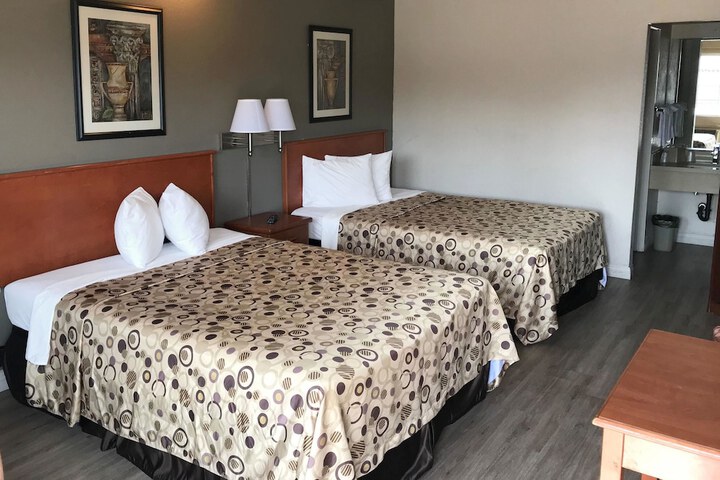 2 Queen Beds (5 of 9)