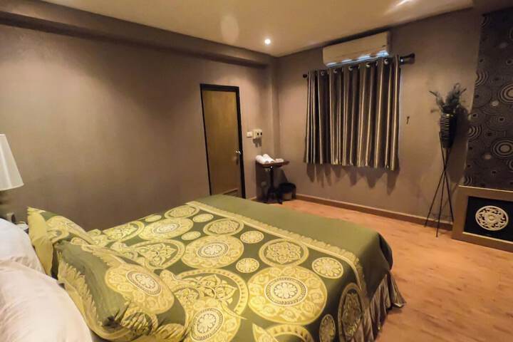 Room 5 of 94