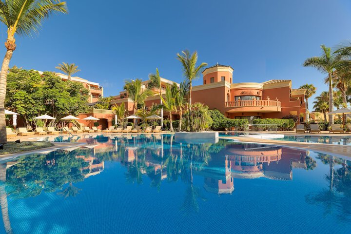 Hotel with Pool