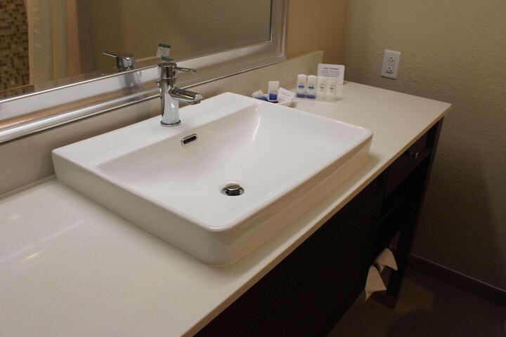 1 King Bed Microwave and Refrigerator Work Desk WiFi Full Breakfast (9 of 19)