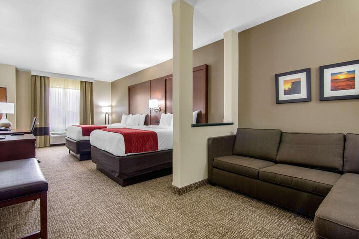 2 Queen Beds (2 of 12)